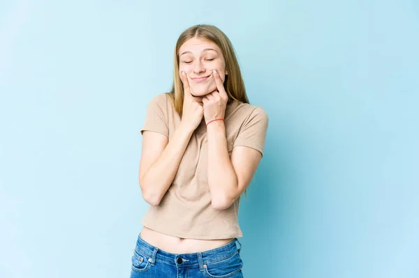 Giovane Donna Bionda Isolata Sfondo Blu Dubitare Tra Due Opzioni — Foto Stock