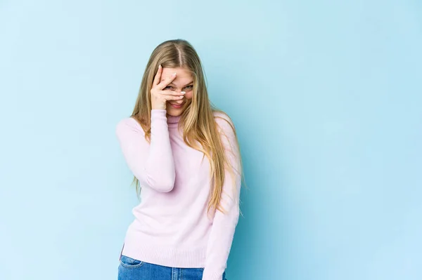 Giovane Donna Bionda Isolata Sfondo Blu Lampeggia Alla Fotocamera Attraverso — Foto Stock