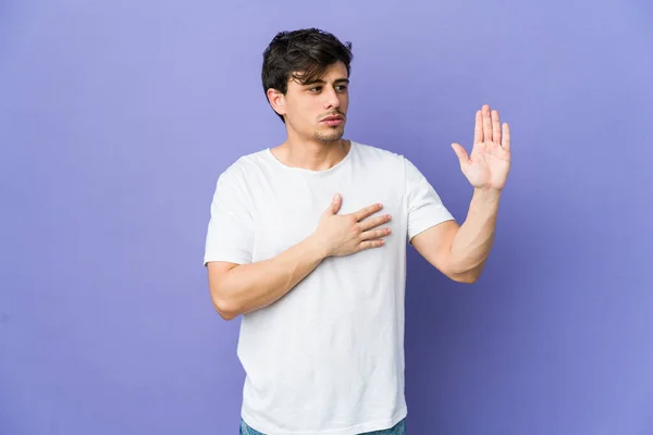 Joven Hombre Fresco Tomando Juramento Poniendo Mano Pecho —  Fotos de Stock