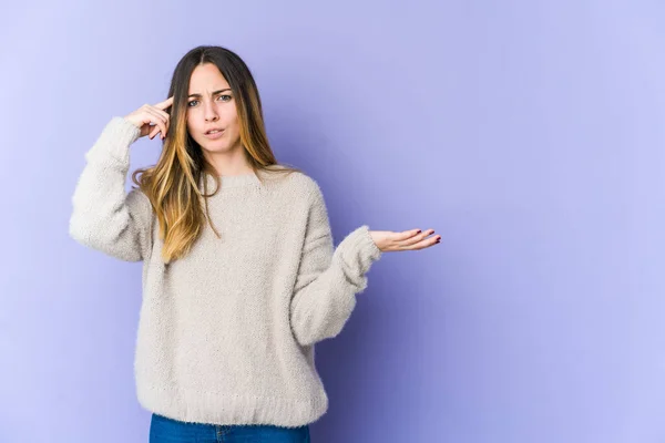 Giovane Donna Caucasica Isolata Sfondo Viola Tenuta Mostrando Prodotto Portata — Foto Stock