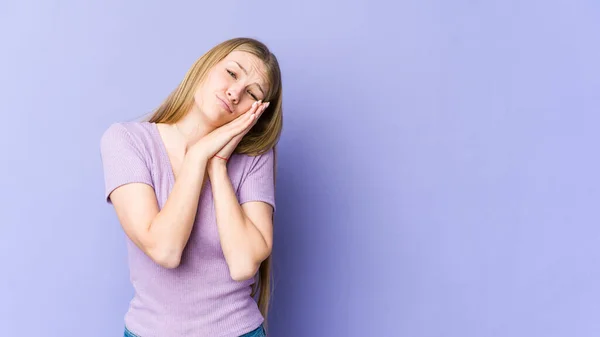 Ung Blond Kvinna Isolerad Lila Bakgrund Gäspningar Visar Trött Gest — Stockfoto