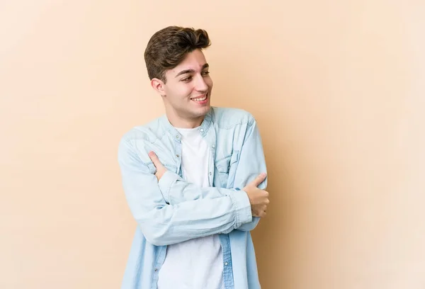 Jonge Blanke Man Geïsoleerd Beige Achtergrond Glimlachend Vol Vertrouwen Met — Stockfoto