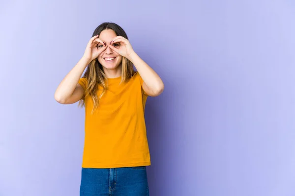 Giovane Donna Caucasica Isolato Sfondo Viola Mostrando Segno Sopra Gli — Foto Stock