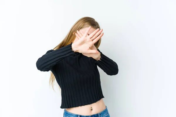 Giovane Donna Bionda Isolata Sfondo Bianco Mantenendo Due Braccia Incrociate — Foto Stock