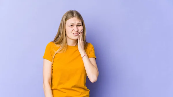 若いですブロンド女性は強い歯の痛みを持つ紫の背景に隔離されました 臼歯痛 — ストック写真