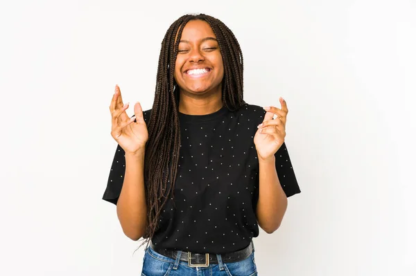 年轻的非洲裔美国女人在白人背景上孤立无援 开怀大笑 幸福的概念 — 图库照片