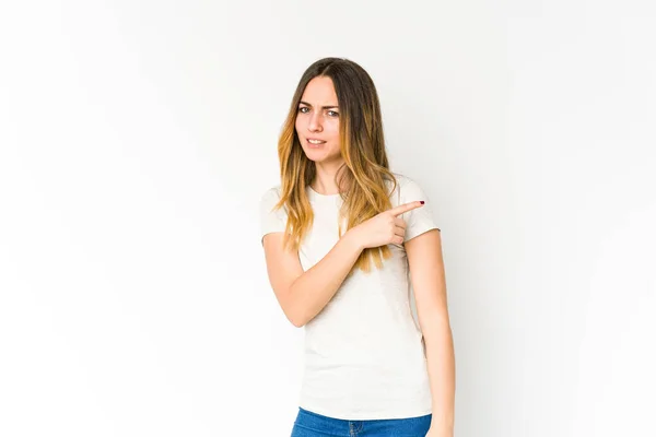 Young Caucasian Woman Isolated White Background Smiling Pointing Aside Showing — Stock Photo, Image