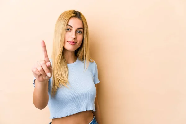 Jovem Loira Caucasiana Mostrando Número Com Dedo — Fotografia de Stock