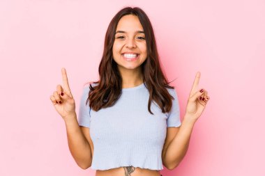 Genç, melez, Latin bir kadın. İki parmağı da boş bir alan gösteriyor..