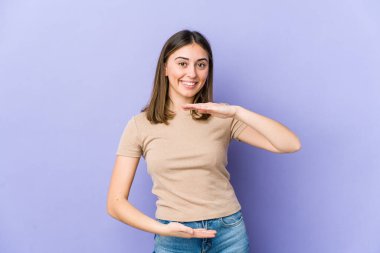 İki eliyle bir şey tutan beyaz bir kadın, ürün sunumu..