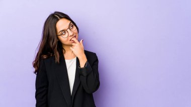 Genç, Latin kökenli, izole edilmiş bir kadın. Rahatlamış, fotokopi odasına bakan bir şey düşünüyor..
