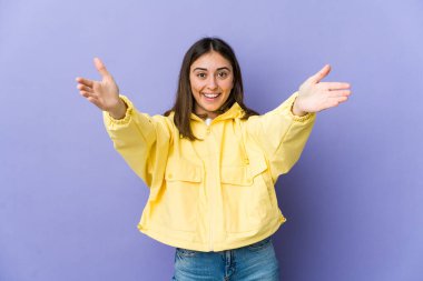 Genç beyaz kadın zaferi ya da başarıyı kutluyor, şaşırıyor ve şok oluyor..