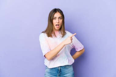 Yan tarafı gösteren beyaz bir kadın.