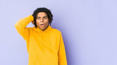 Genç Afro-Amerikan Rasta adam şoka uğruyor, önemli bir toplantıyı hatırlıyor..