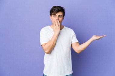 Havalı genç adam avuç içi fotokopi alanını tutmaktan etkilenmiş..