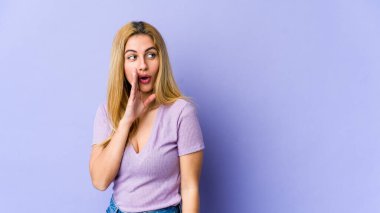 Sarışın, beyaz bir kadın gizli bir sıcak fren haberi veriyor ve yan bakıyor.