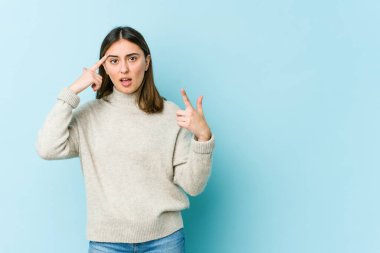 Beyaz bir kadın işaret parmağıyla hayal kırıklığı jesti yapıyor..