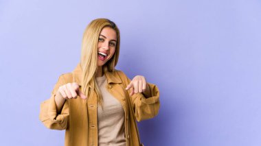 Genç, sarışın, beyaz, neşeli, gülümseyen kadın..