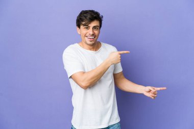 Genç, havalı adam işaret parmağı uzakta olduğu için heyecanlı..