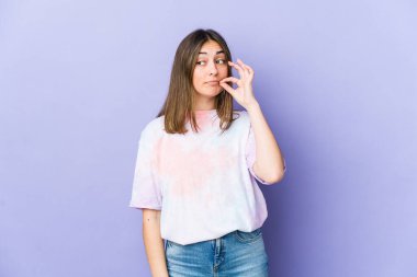 Dudakları dudaklarında beyaz bir kadın sır saklıyor..