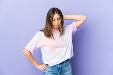 Genç beyaz kadın stres yüzünden boynu ağrıyor. Masaj yapıyor ve eliyle dokunuyor..