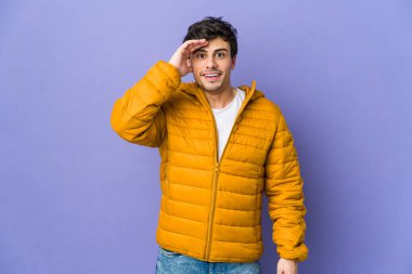 Genç havalı adam yüksek sesle bağırır, gözleri açık ve elleri gergin tutar..