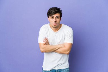 Genç havalı adam omuz silker ve gözleri açık kalır..