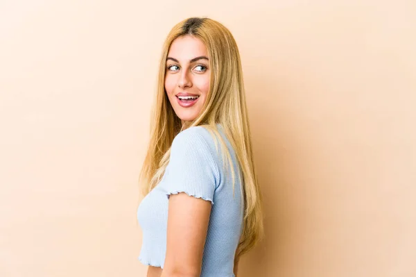 Jovem Loira Caucasiana Olha Para Lado Sorridente Alegre Agradável — Fotografia de Stock