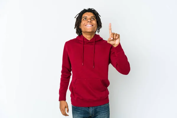Joven Afroamericano Rasta Hombre Indica Con Ambos Dedos Delanteros Hacia —  Fotos de Stock