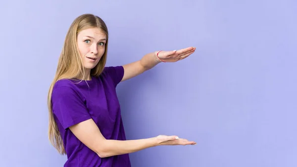 Giovane Donna Bionda Isolata Sfondo Viola Scioccato Stupito Tenendo Uno — Foto Stock