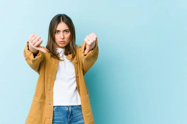 Jonge Kaukasische Vrouw Tonen Duim Naar Beneden Uiten Van Afkeer — Stockfoto