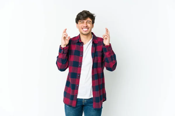 Jong Cool Man Kruisen Vingers Voor Het Hebben Van Geluk — Stockfoto