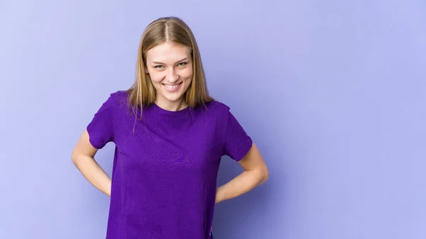 Jovem Loira Isolada Fundo Roxo Feliz Sorridente Alegre — Fotografia de Stock