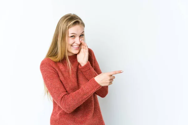 Mujer Rubia Joven Aislada Sobre Fondo Blanco Diciendo Chisme Señalando — Foto de Stock