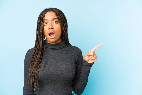 Young African American Woman Isolated Blue Background Pointing Side — Stock Photo, Image