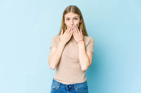 若いですブロンド女性絶縁上の青背景ショックカバー口とともに手 — ストック写真