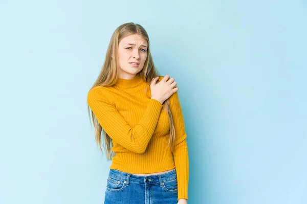 Jovem Loira Isolada Fundo Azul Com Uma Dor Ombro — Fotografia de Stock