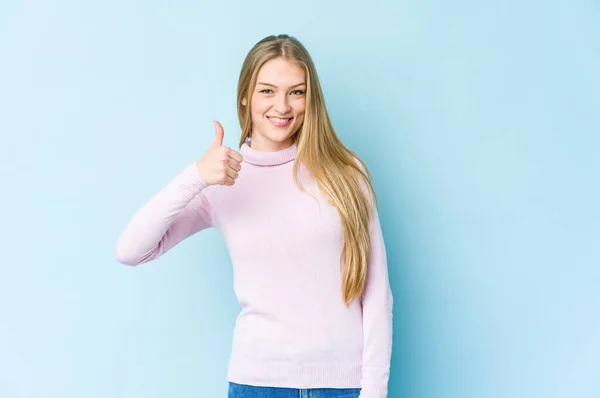 Mujer Rubia Joven Aislada Sobre Fondo Azul Sonriendo Levantando Pulgar — Foto de Stock