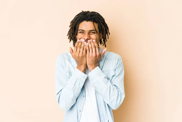 Joven Afroamericano Rasta Hombre Riendo Algo Cubriendo Boca Con Las — Foto de Stock