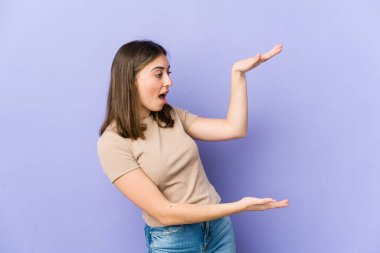 Kafkasyalı genç bir kadın ellerinin arasında bir fotokopi alanı tutarken şok oldu ve hayrete düştü..