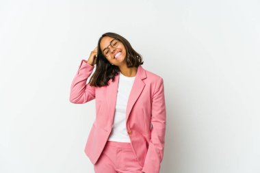 Genç Latin iş kadını, beyaz arka planda izole edilmiş. Bir strateji planlıyor, bir işin nasıl olacağını düşünüyor..