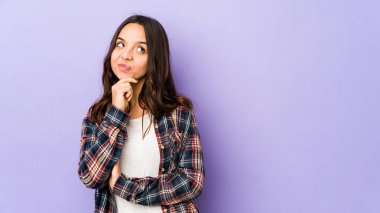 Genç, Latin kökenli, izole edilmiş bir kadın. Rahatlamış, fotokopi odasına bakan bir şey düşünüyor..
