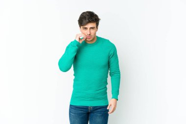 Parmakları dudaklarında genç, havalı bir adam sır saklıyor..