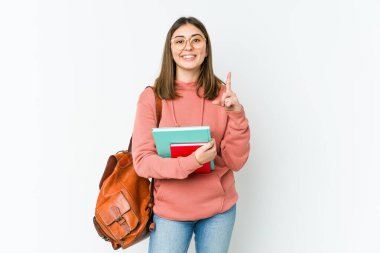 Beyaz fırında izole edilmiş genç bir kadın iki parmağı da boş bir alan gösteriyor..