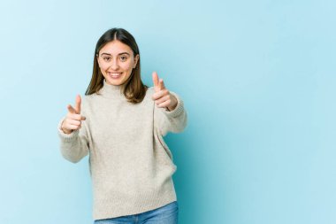 Kafkasyalı genç kadın gülümsüyor..