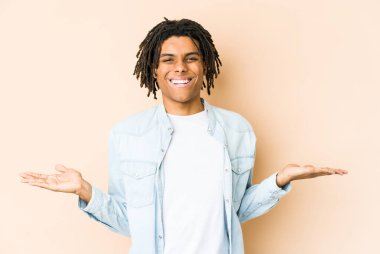 Genç Afrikalı Amerikalı Rasta adam kollarıyla ölçeği yapıyor, mutlu ve kendinden emin..