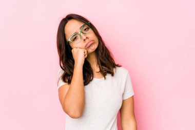 Genç, melez, İspanyol bir kadın sürekli tekrarlanan bir görevden yoruldu..