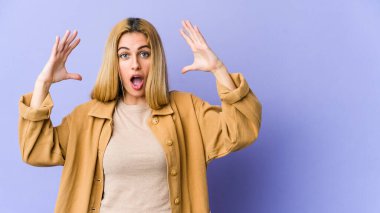 Genç sarışın beyaz kadın zaferi ya da başarıyı kutluyor, şaşırıyor ve şok oluyor..