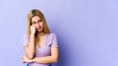 Üzgün ve dalgın hisseden genç, sarışın, beyaz kadın, fotokopi alanına bakıyor..