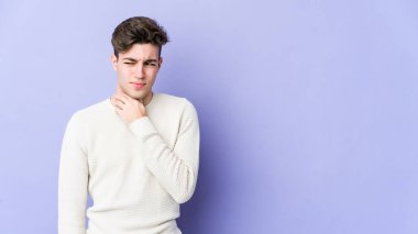 Mor arka planda izole edilmiş genç beyaz bir adam virüs veya enfeksiyon yüzünden boğazında ağrı hissediyor..